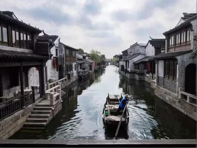 小货车司机向窗外扔烟头,却引燃自己车上的货物
